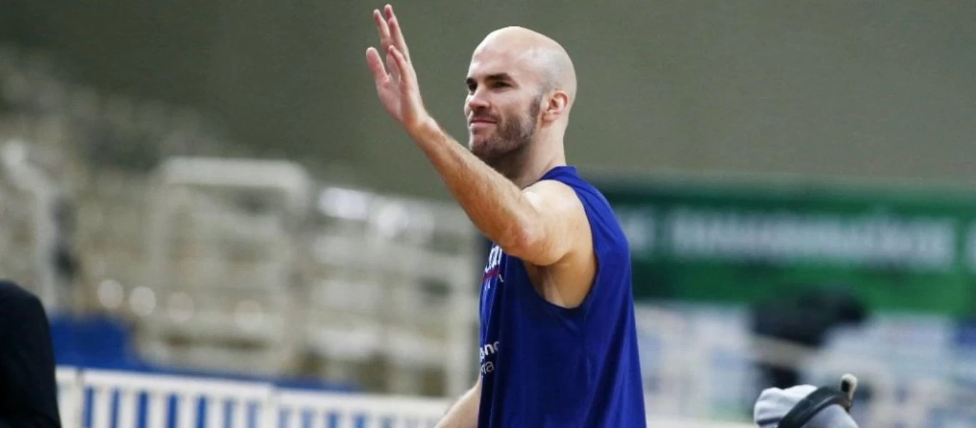 Θερμή υποδοχή για το Ν.Καλάθη στο ΟΑΚΑ - Βραβεύτηκε για την προσφορά του (φώτο)